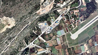 Terreno in posizione attraente lungo la strada principale a Trogir